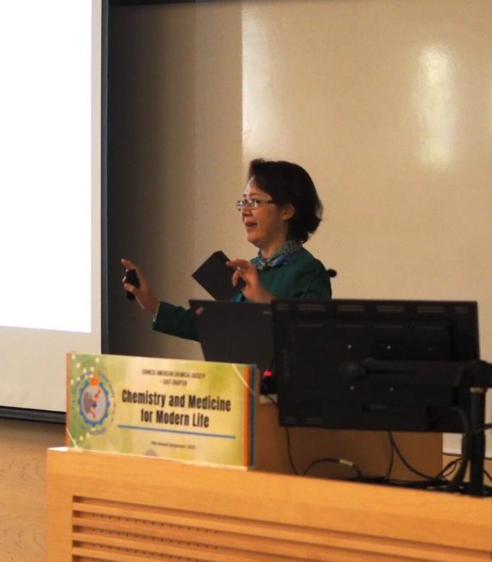 Pharma BD executive Linda Zhao presenting "From a Pharma Researcher to a Pharma BD"